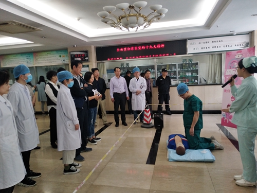 凤凰网山东综合 庆祝5.12护士节 山东省口腔医院举行“我们一起学急救”公益活动