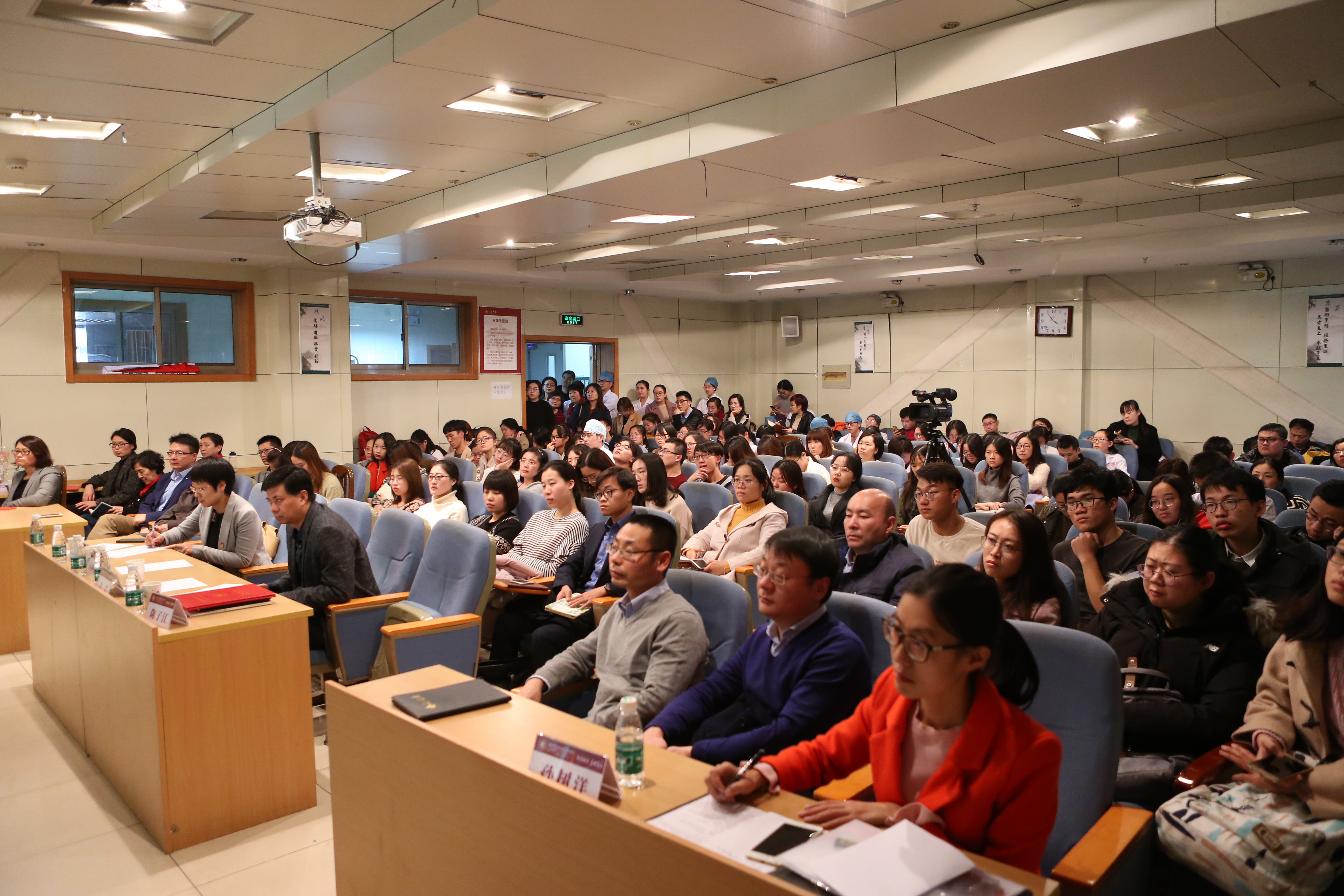 口腔医学院成功举办齐鲁医学大讲堂